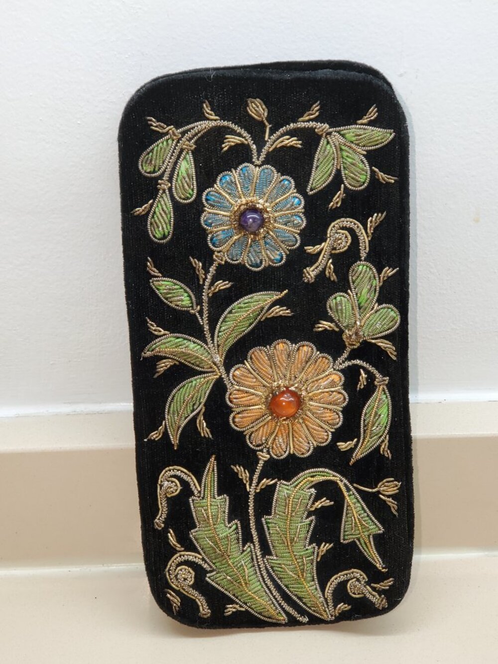 ELEGANT VELVET EYEGLASS CASE WITH EXTRAORDINARY DETAIL